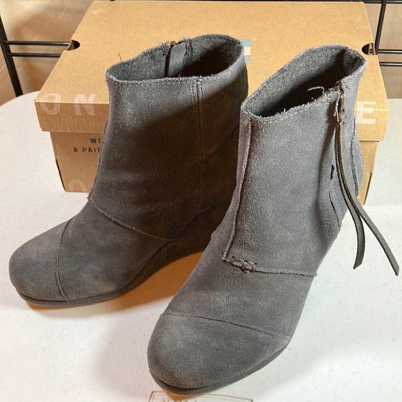 EUC In Box TOMS 6.5 Desert Wedge High Dark Grey Suede. Lightly Worn. Very Clean - Picture 2 of 8